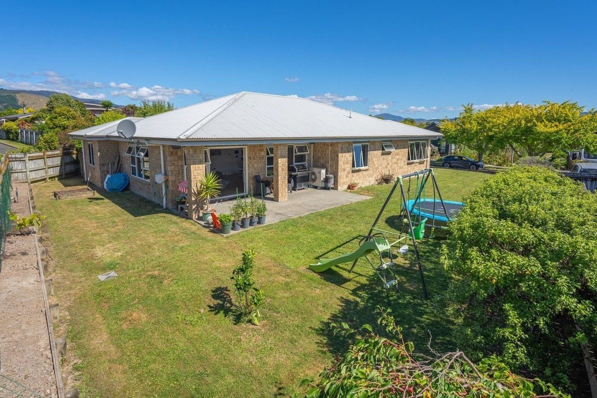 11 Speranza Avenue, Otaki - Carousel 1