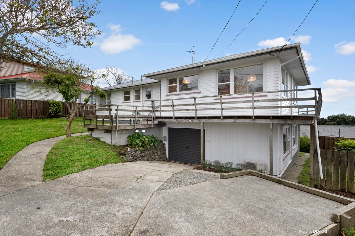 6 Trebann Street, Paparangi, Wellington - Carousel 1