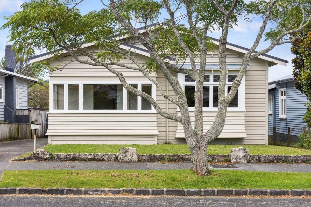 25 Riro Street, Point Chevalier, Auckland - Carousel 1