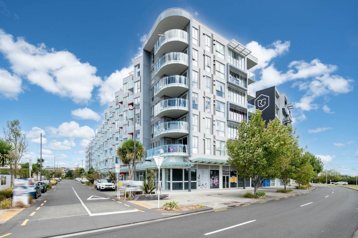 402/1 Rose Garden Lane, Albany, Auckland - Carousel 1