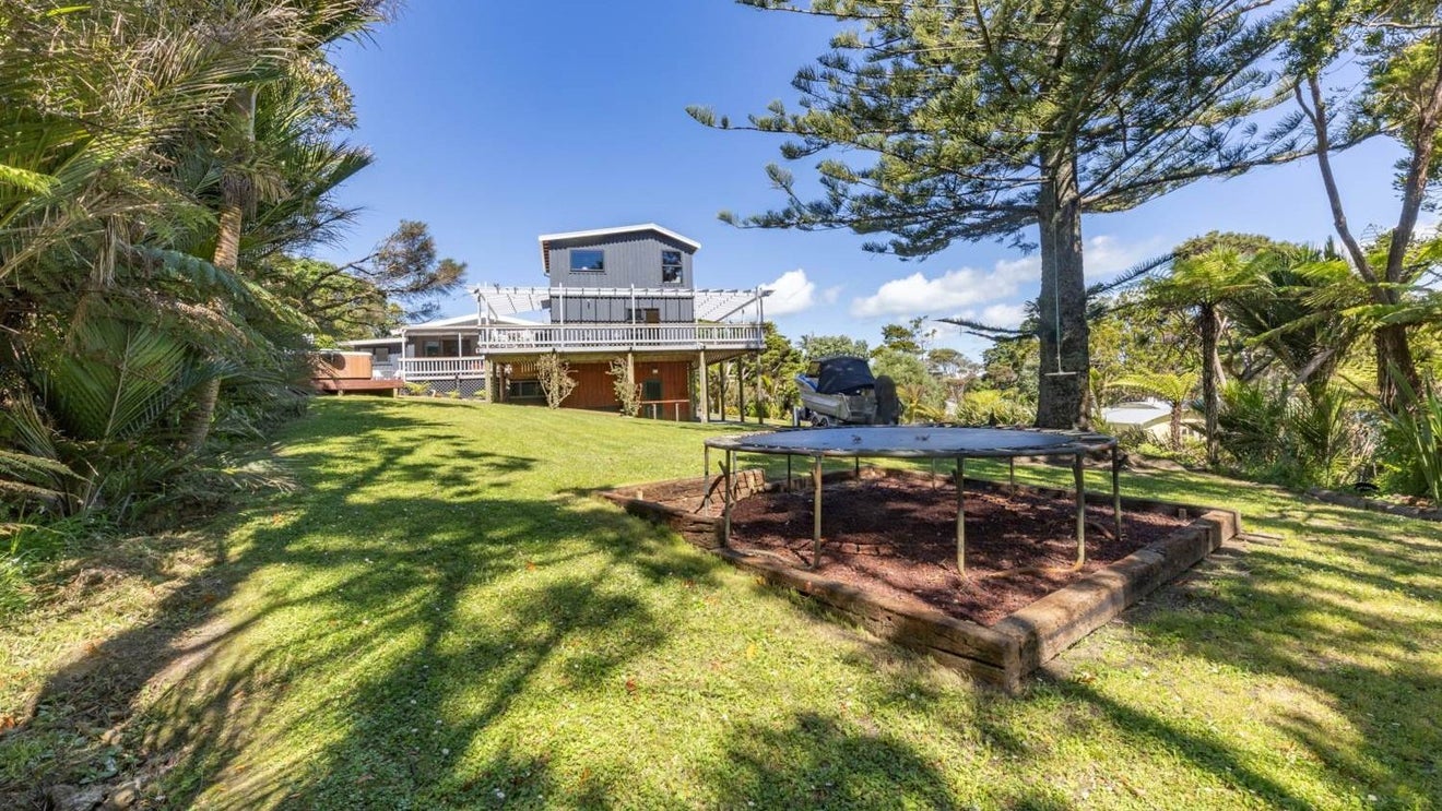 4 Ewing Road, Laingholm, Auckland - Carousel 1