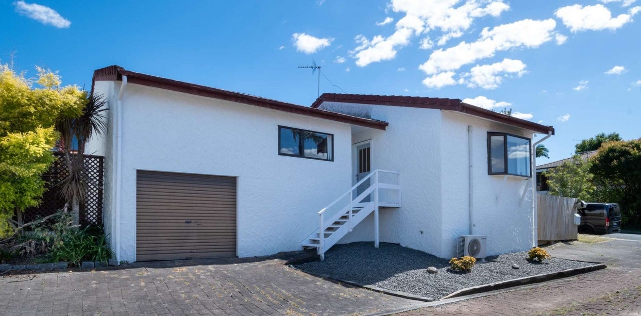 1/17 Sturm Avenue, Massey, Auckland - Carousel 1