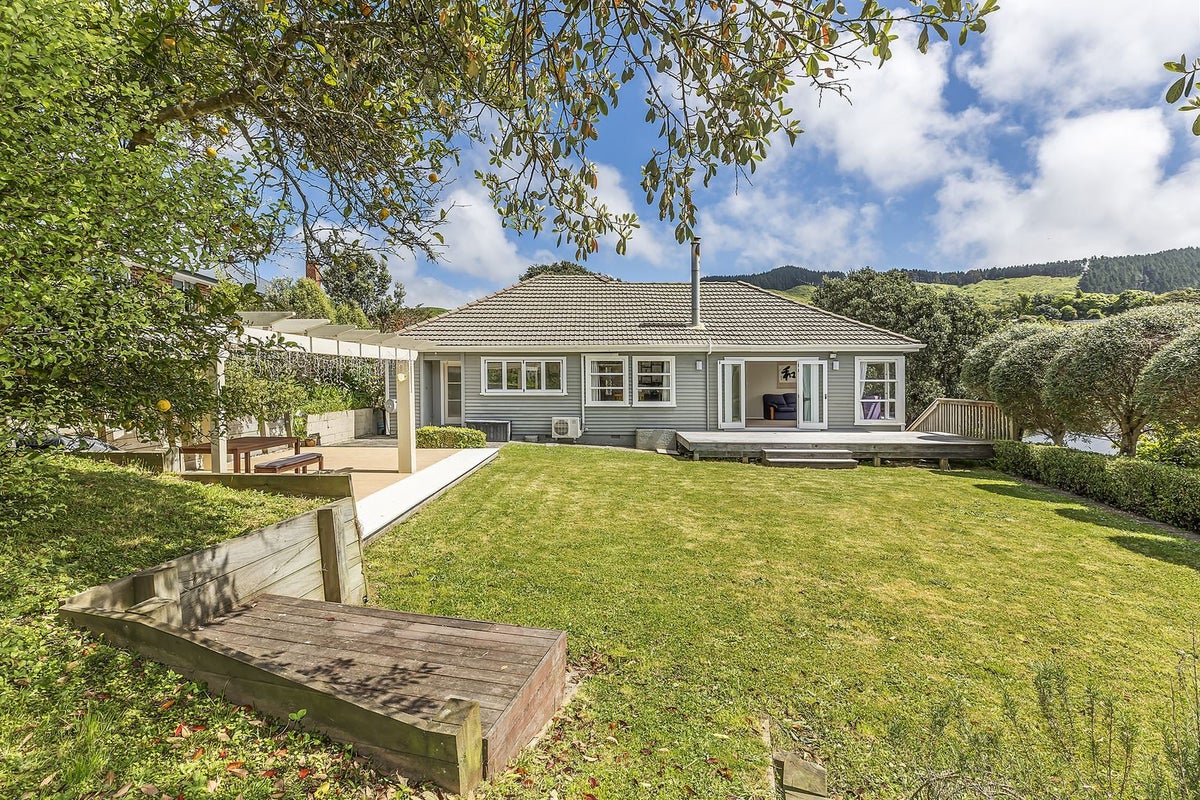 42 The Drive, Tawa, Wellington - Carousel 1