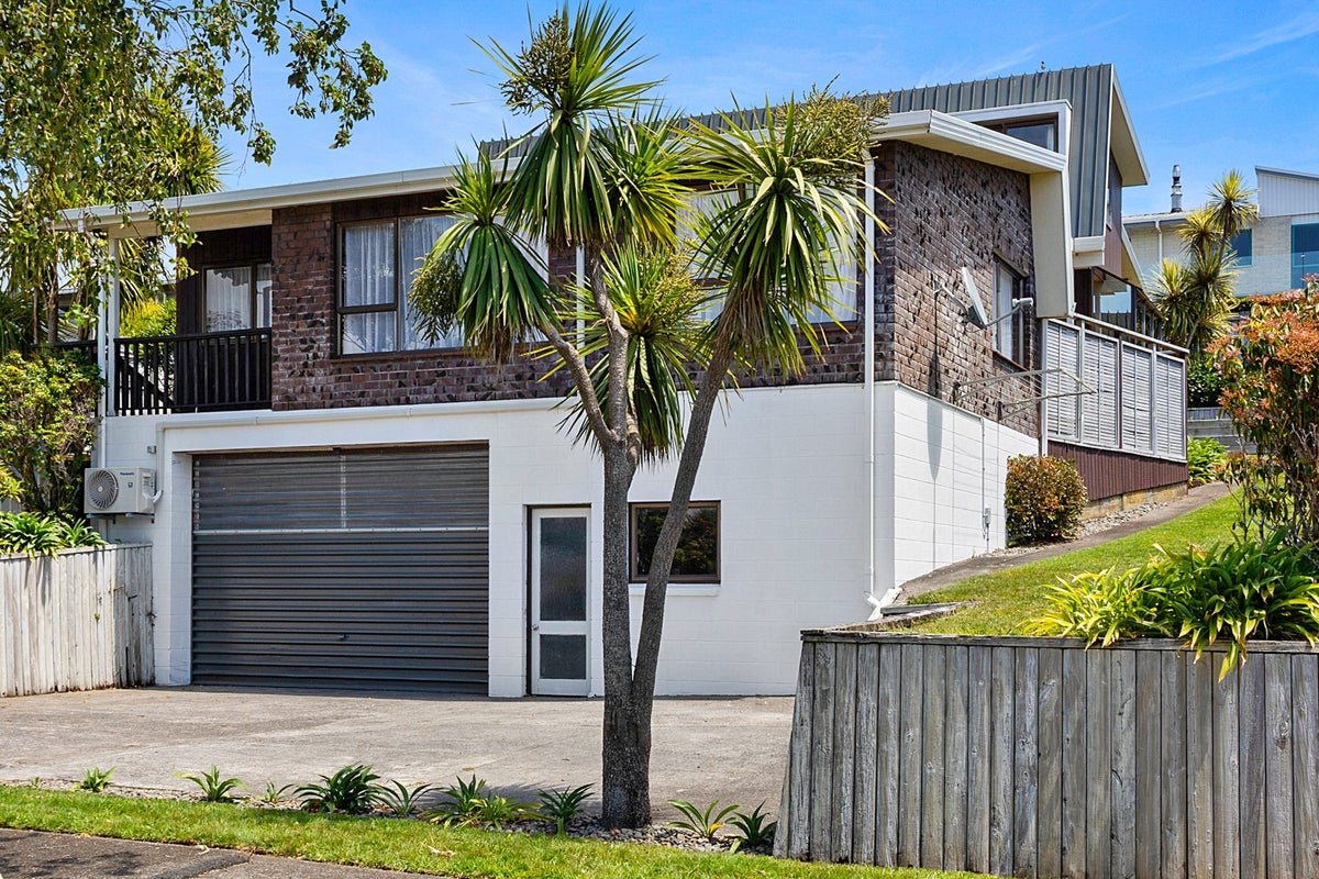 8 Julian Place, Westown, New Plymouth - Carousel 1