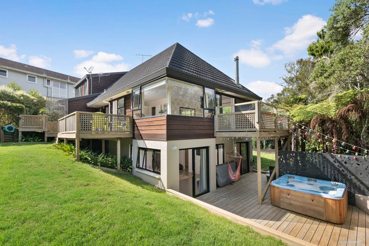 2/498 Beach Road, Murrays Bay, Auckland - Carousel 1