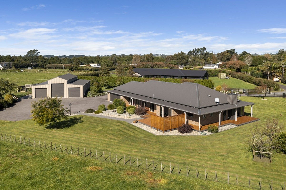 8 Pitt Road, Hillsborough, New Plymouth - Carousel 1