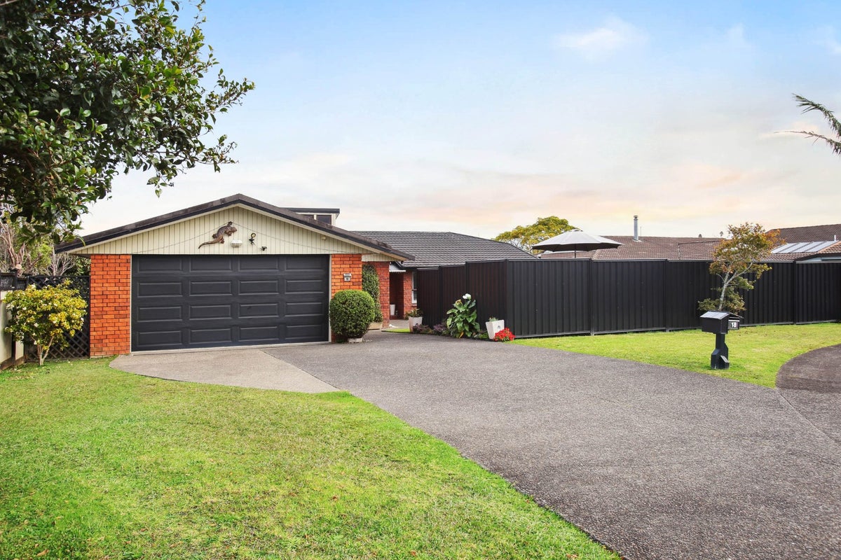 18 Deanna Drive, West Harbour, Auckland - Carousel 1