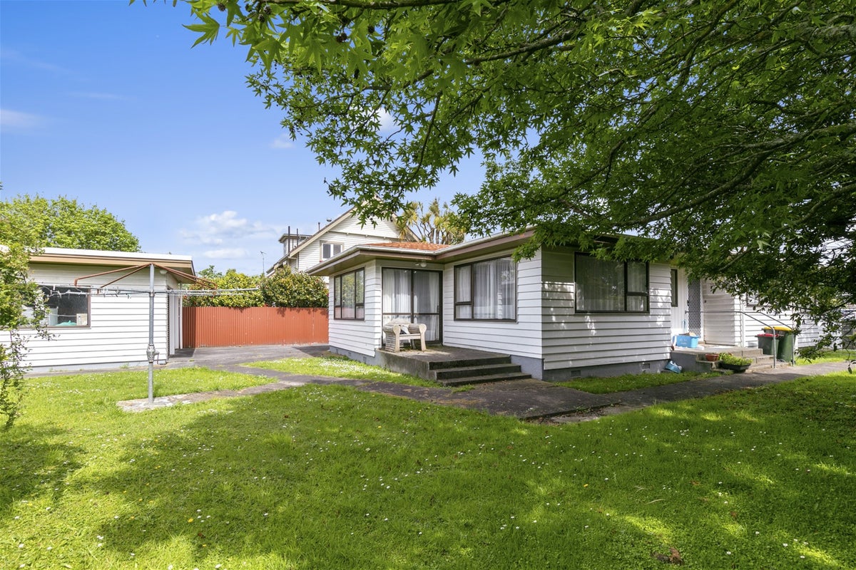 81 Cambridge Terrace, Waterloo, Lower Hutt - Carousel 1