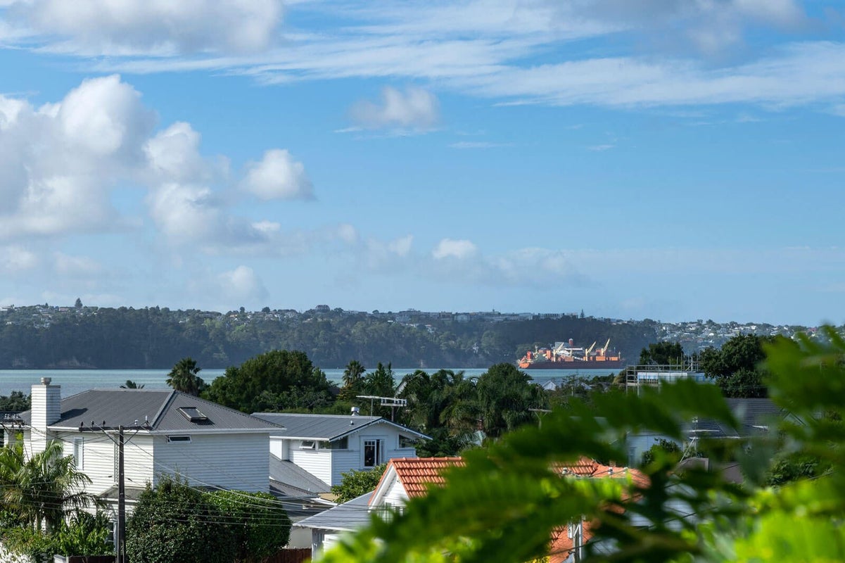 11 Sunny Brae Crescent, Westmere, Auckland - Carousel 2