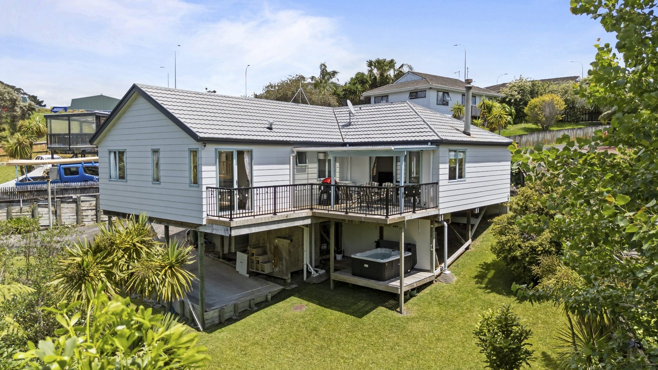 16 Landsdale Place, Massey, Auckland - Carousel 1