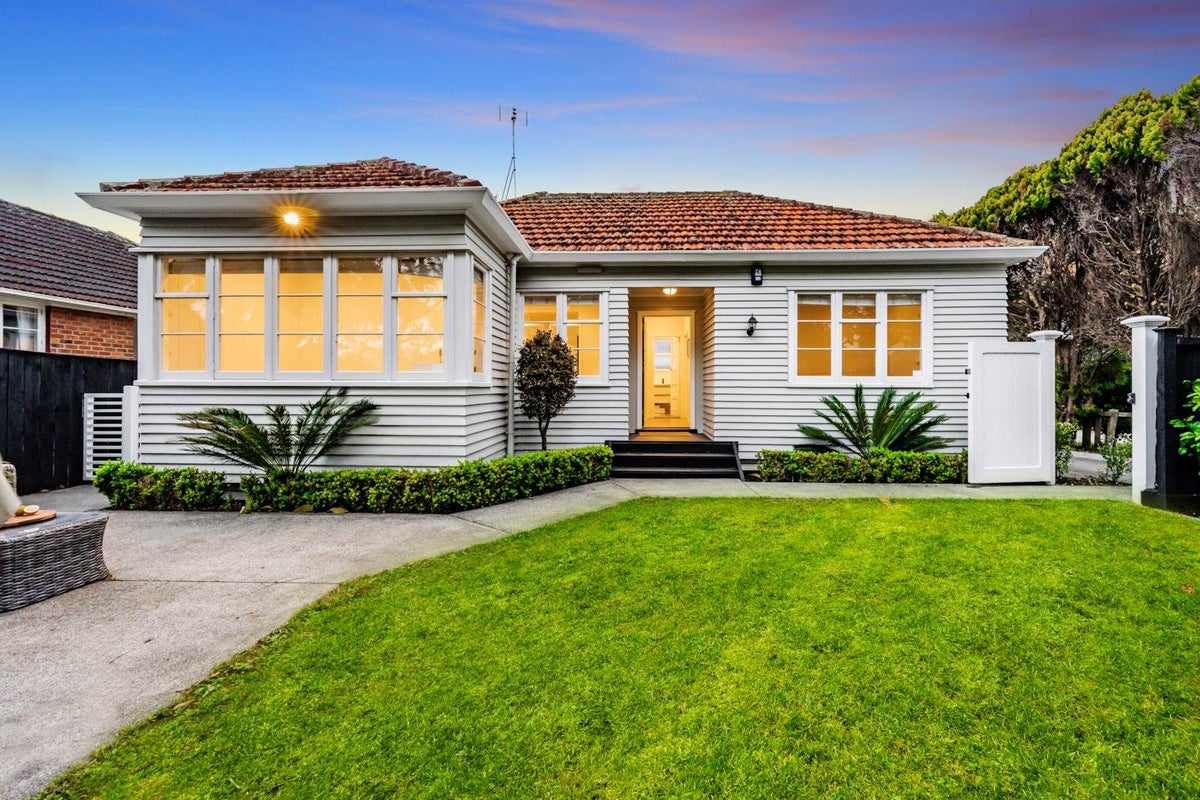 16 Erima Avenue, Point England, Auckland - Carousel 1