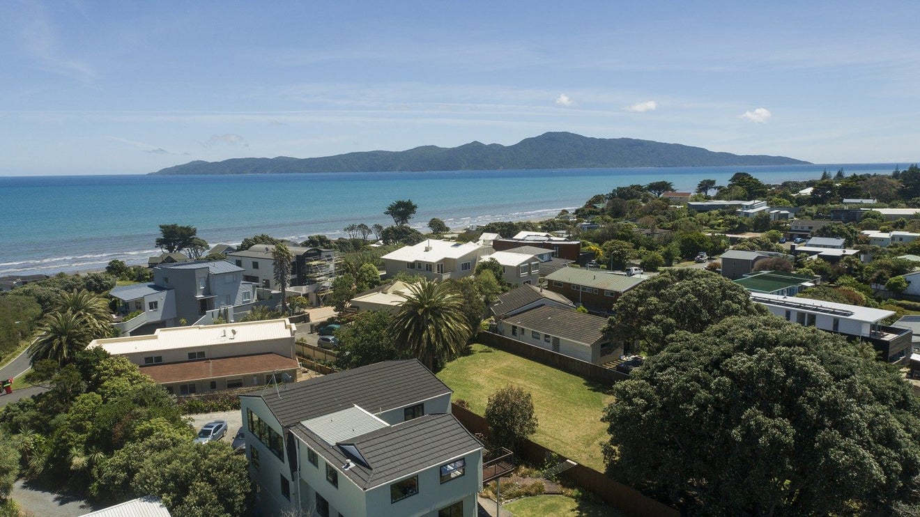 10 Kohutuhutu Road, Raumati Beach, Paraparaumu - Carousel 1