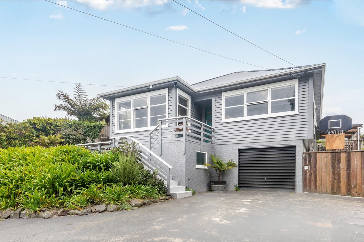 28 Allen Terrace, Tawa, Wellington - Carousel 1