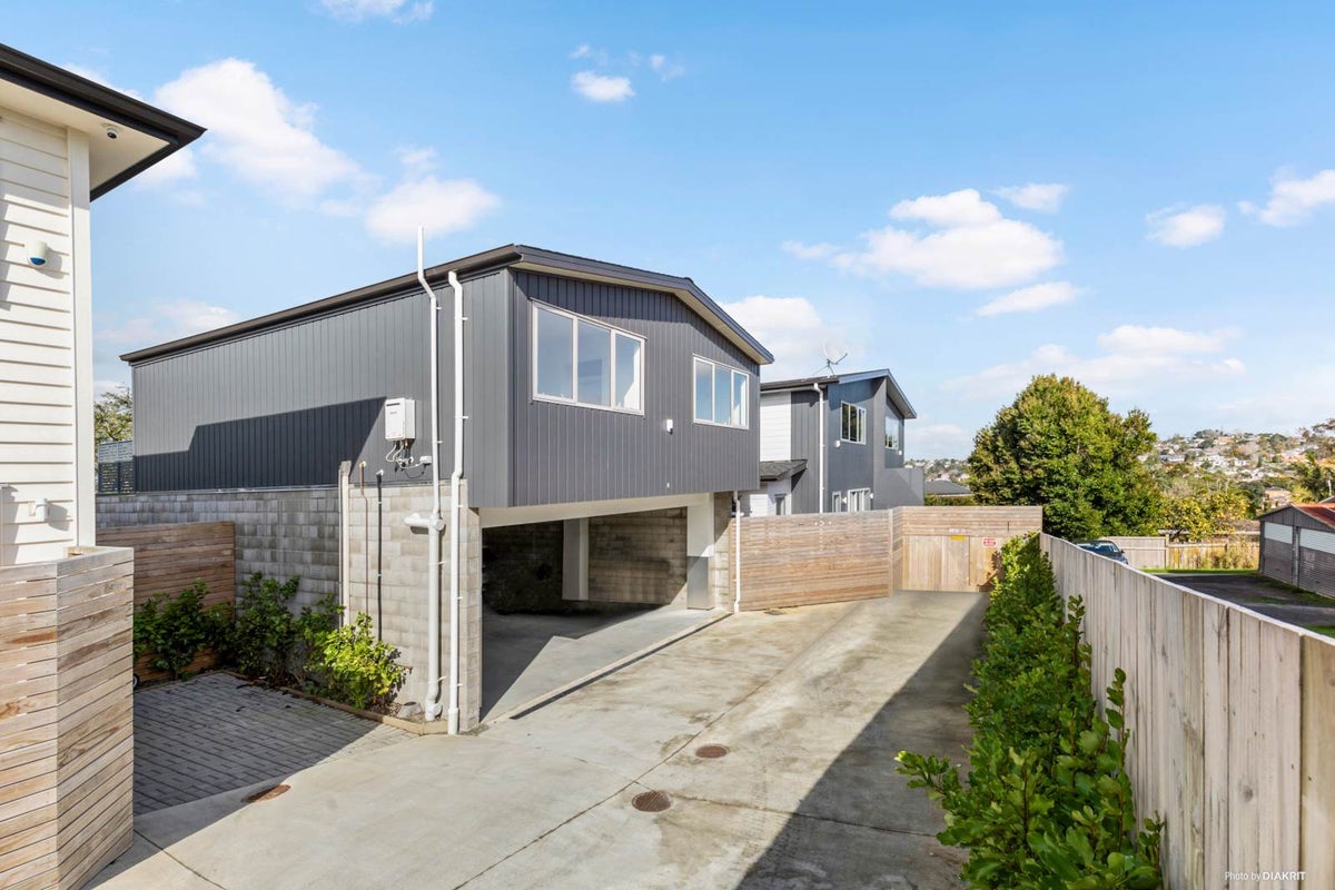 167D Chivalry Road, Glenfield, Auckland - Carousel 1
