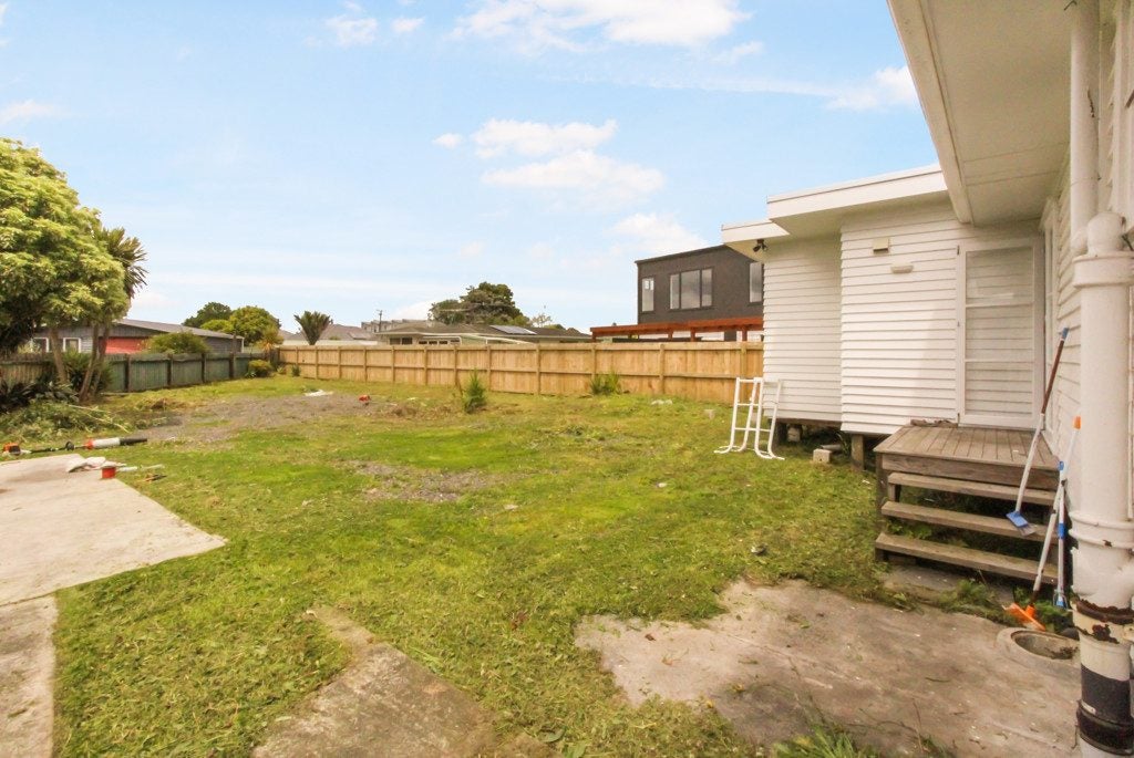 3 Clinton Avenue, Te Atatu Peninsula, Auckland - Carousel 21