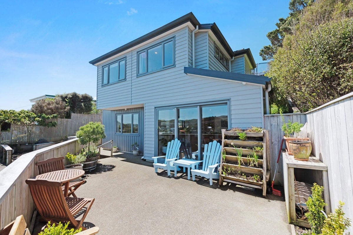 19 Miles Crescent, Newlands, Wellington - Carousel 1