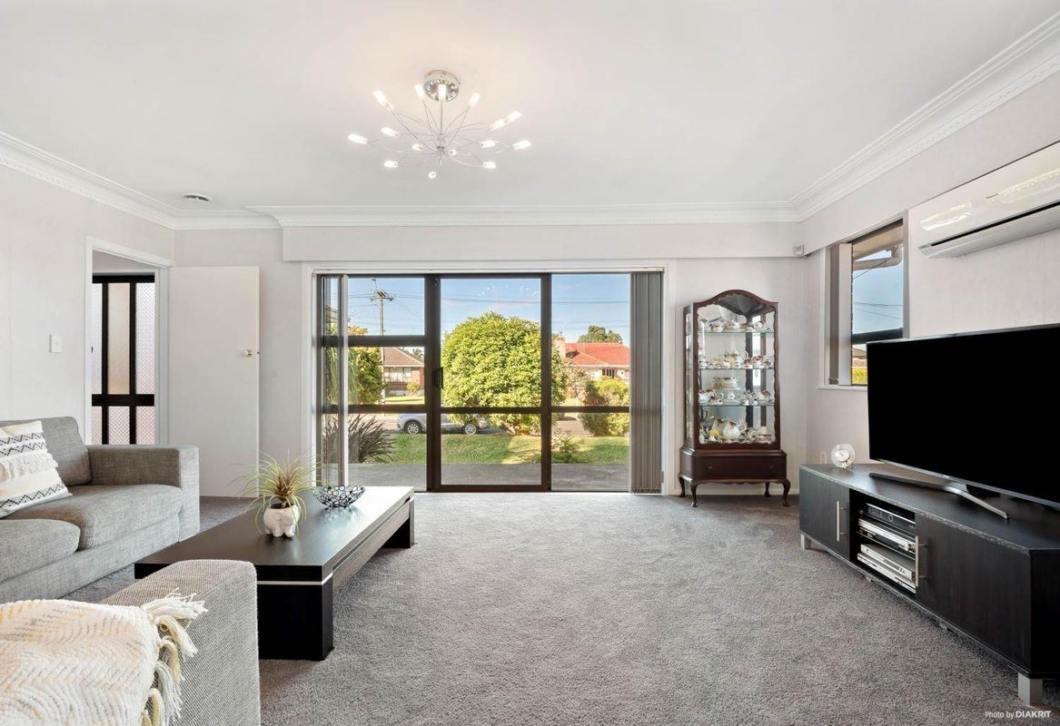 4 Buckingham Crescent, Manukau, Auckland - Carousel 1