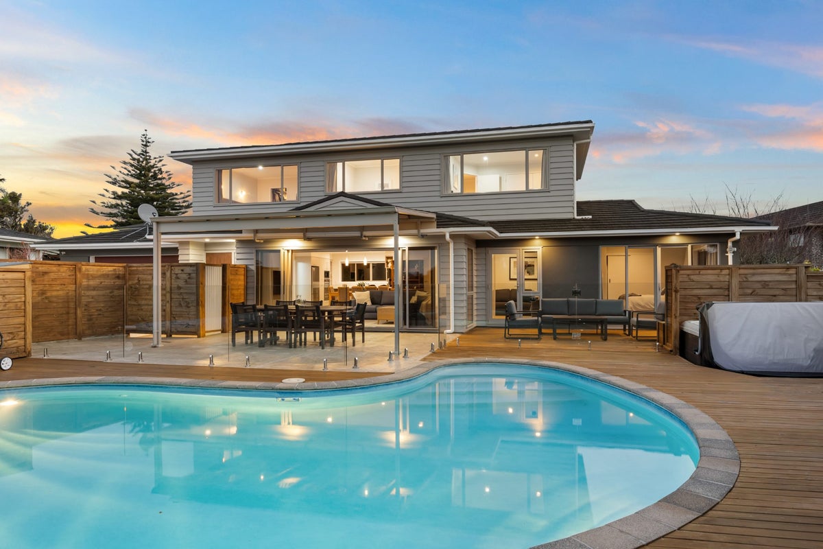 8 Rachael Place, Farm Cove, Manukau City, Auckland - Carousel 1