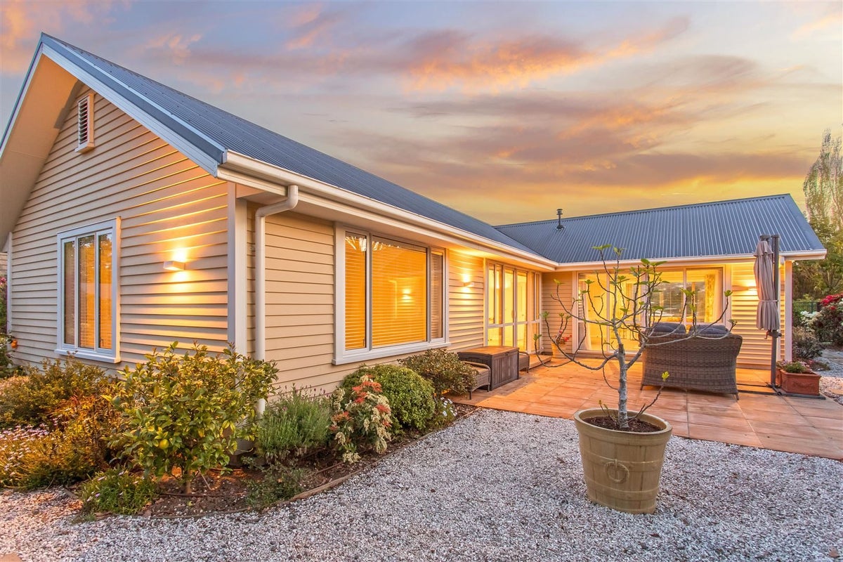 15 Acorn Close, Waltham, Christchurch - Carousel 2