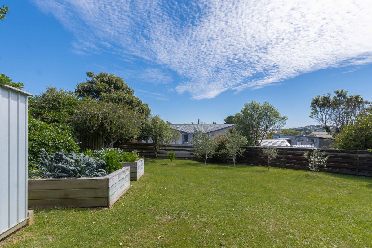 8 Bight Place, Whitby, Porirua - Carousel 1