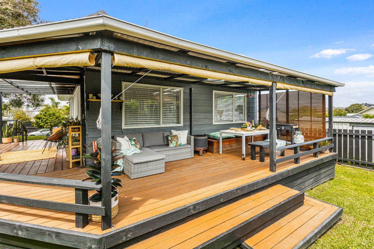 21 Riserra Drive, Ranui, Auckland - Carousel 2