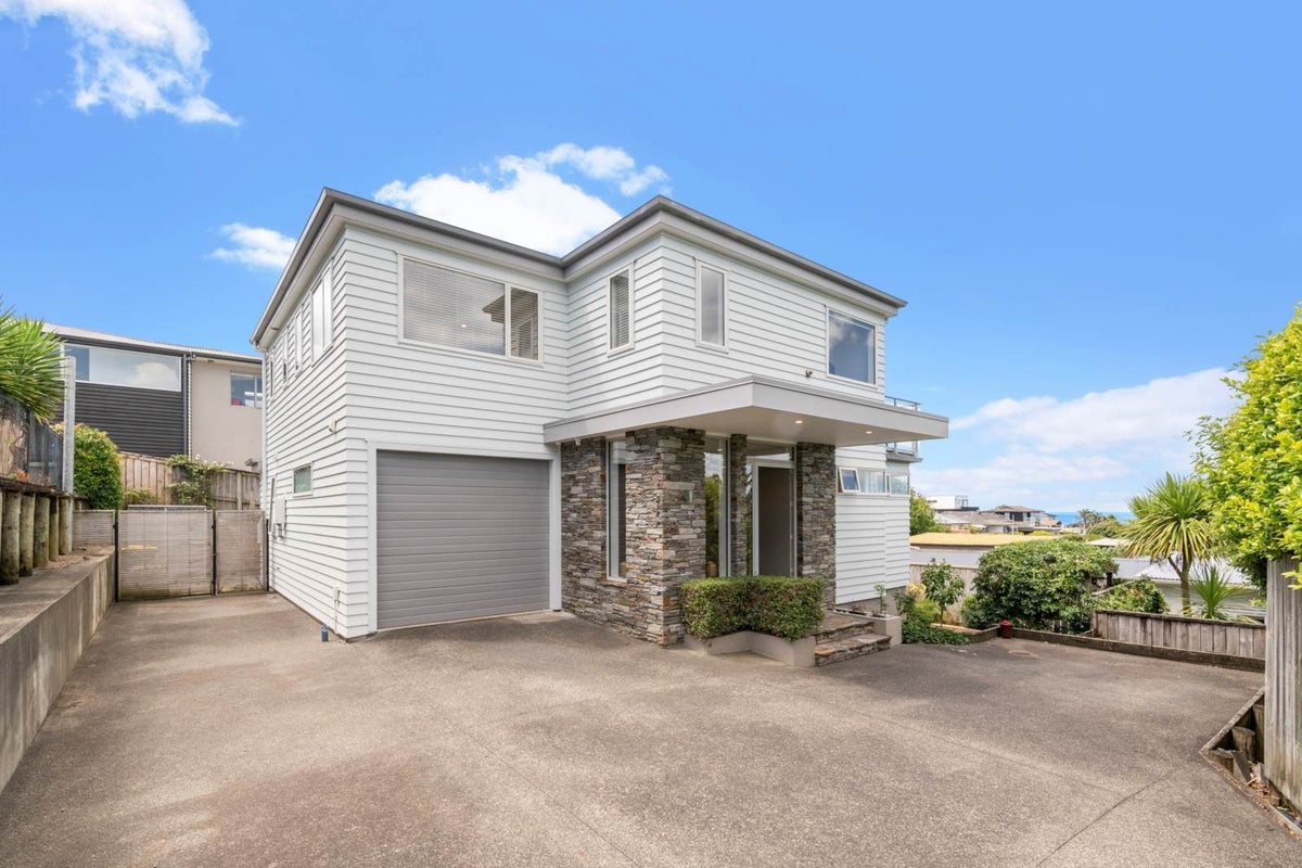 34B Masterton Road, Rothesay Bay, Auckland - Carousel 2