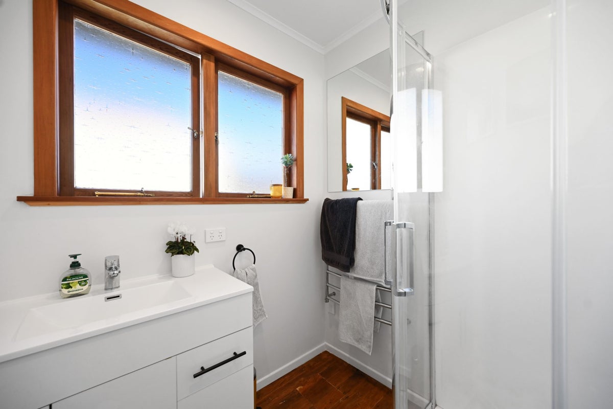 26 Deanwell Avenue, Deanwell, Hamilton - Carousel 22