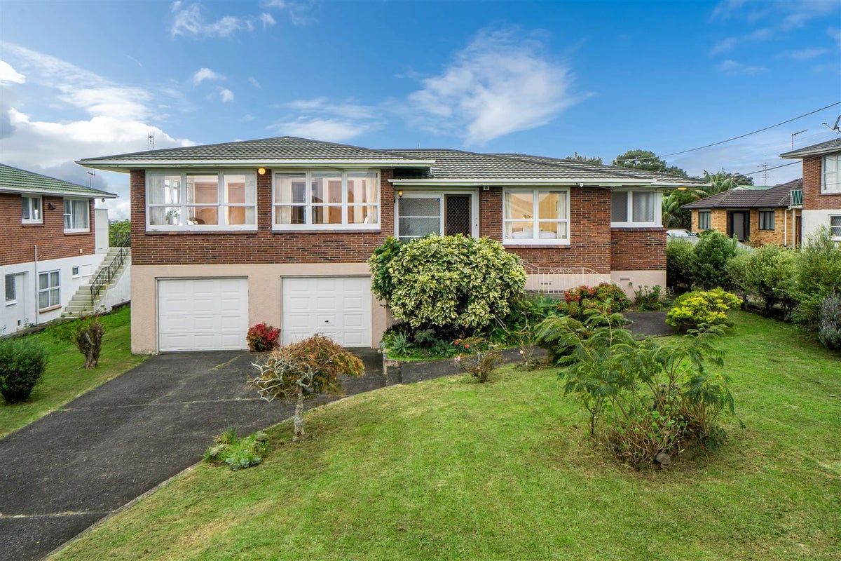 84 Royal View Road, Te Atatu South, Auckland - Carousel 1