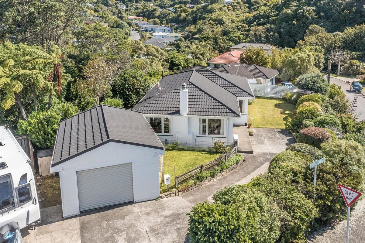 41 Hampton Hill Road, Tawa, Wellington - Carousel 2