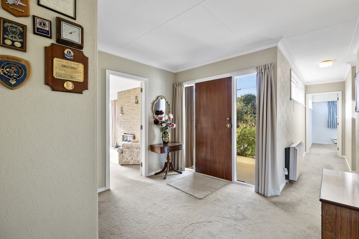 15 Brownville Crescent, Maori Hill, Dunedin - Carousel 2