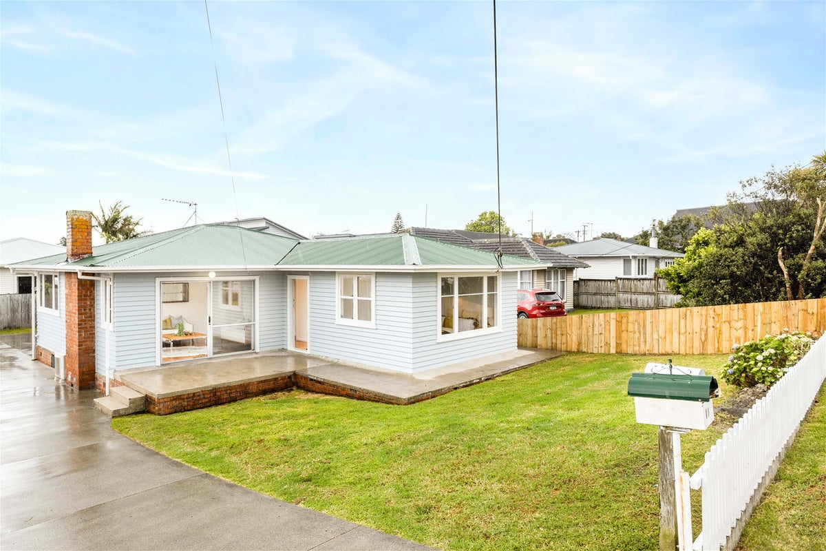 18 Karamu Street, Te Atatu Peninsula, Auckland - Carousel 19