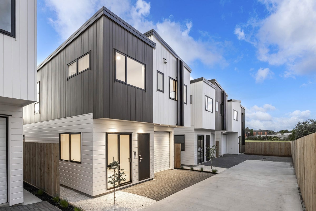 104C Edgewater Drive, Pakuranga, Auckland - Carousel 1