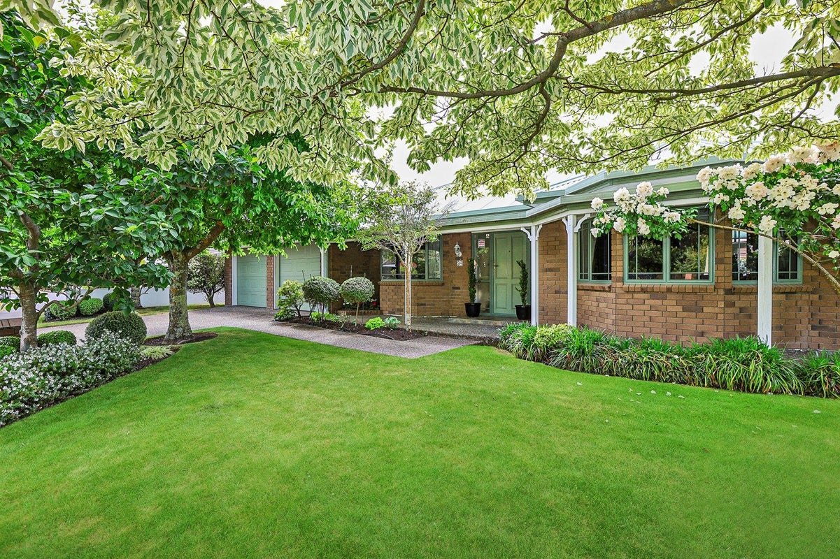 24 Brompton Drive, Taradale, Napier - Carousel 1