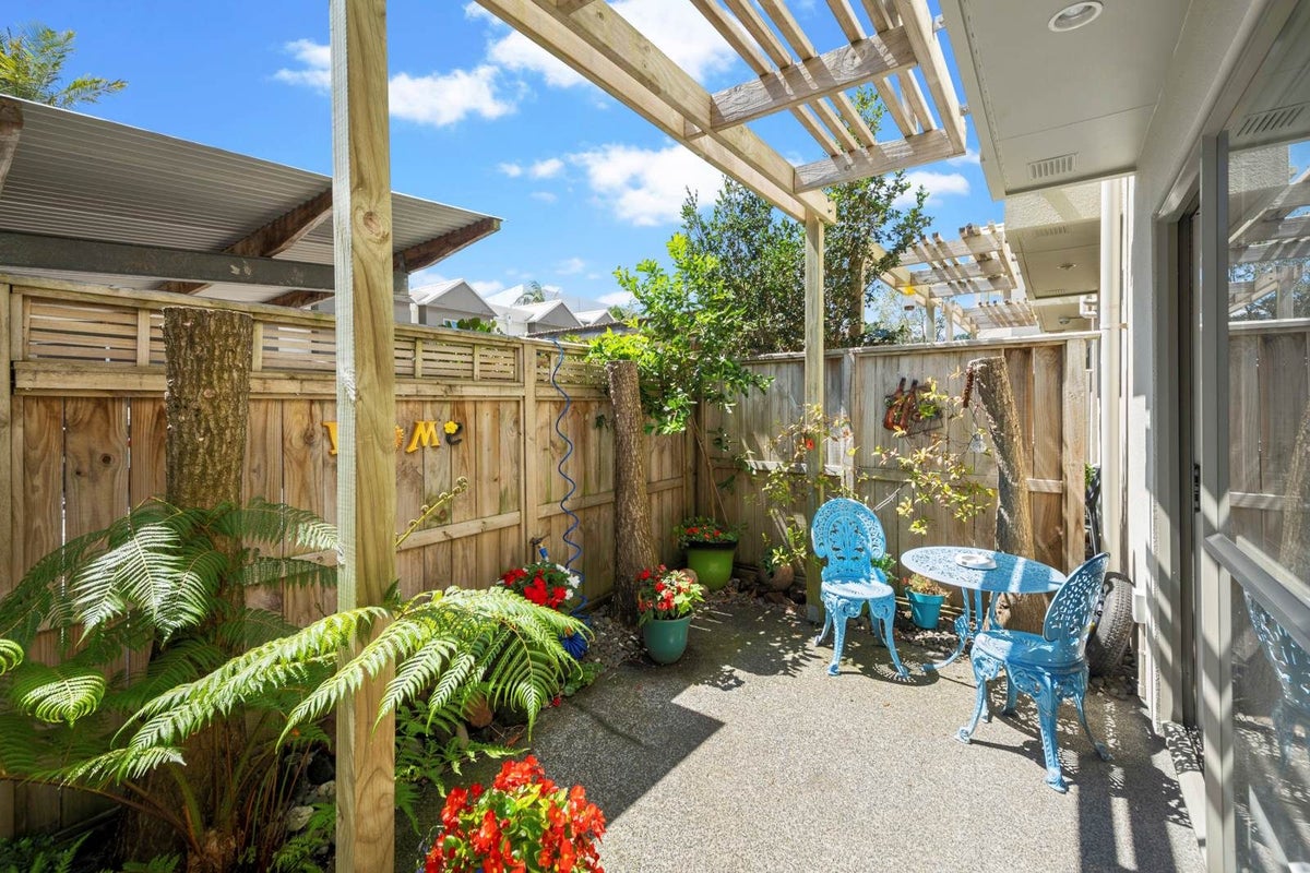 75/21 Hunters Park Drive, Three Kings, Auckland - Carousel 2