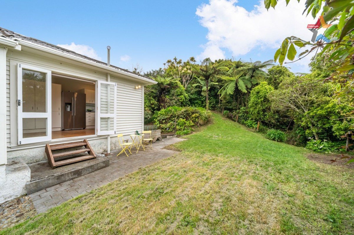 12 Montgomery Avenue, Karori, Wellington - Carousel 1