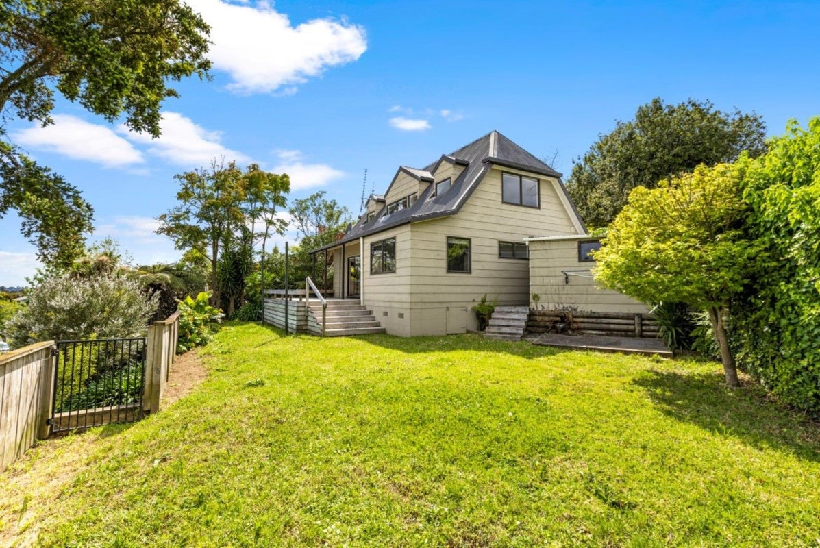 36 Pohutukawa Drive, Pukete, Hamilton - Carousel 1
