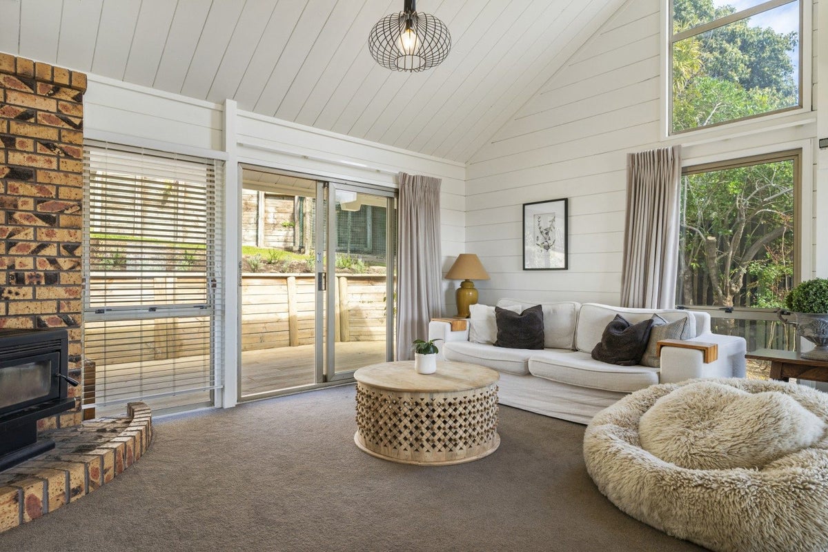 15 Victory Street, Welcome Bay, Tauranga - Carousel 1