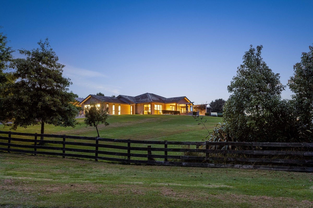 7 Pebble Brook Road, Waitoki, Silverdale - Carousel 1