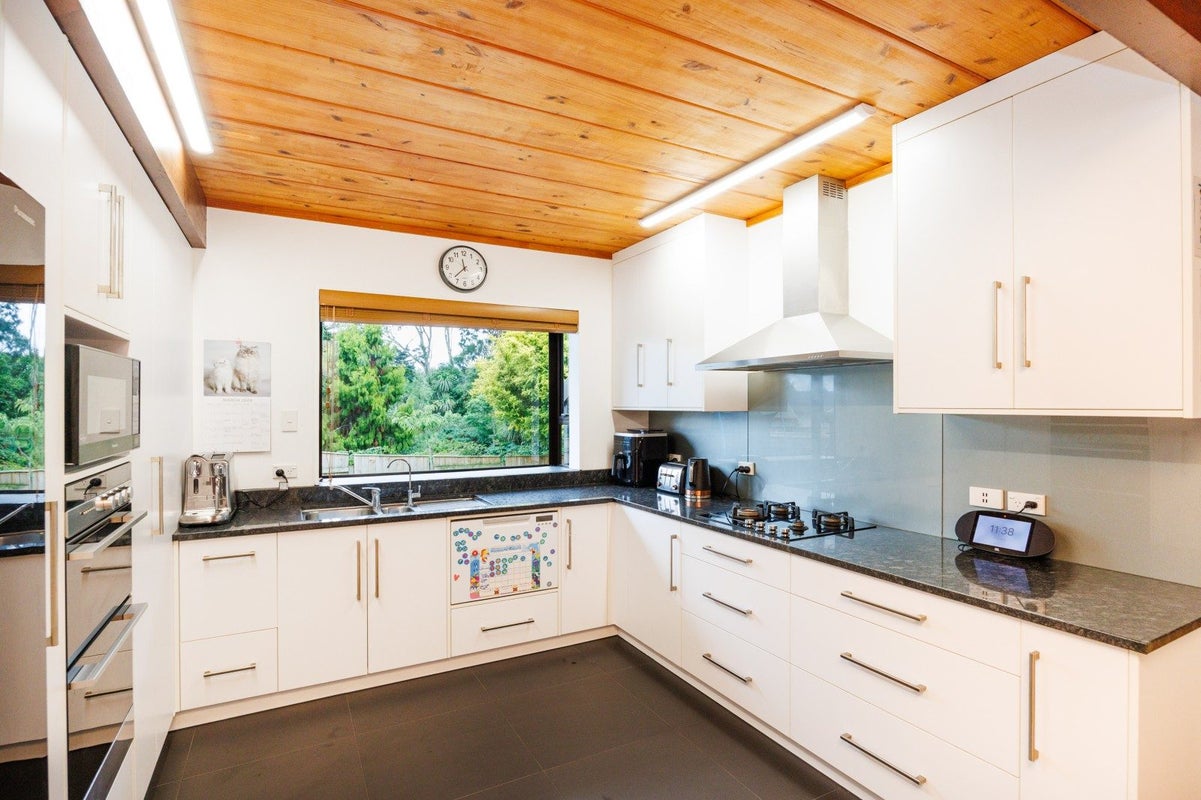 11 Hillgrove Place, Fitzherbert, Palmerston North - Carousel 2