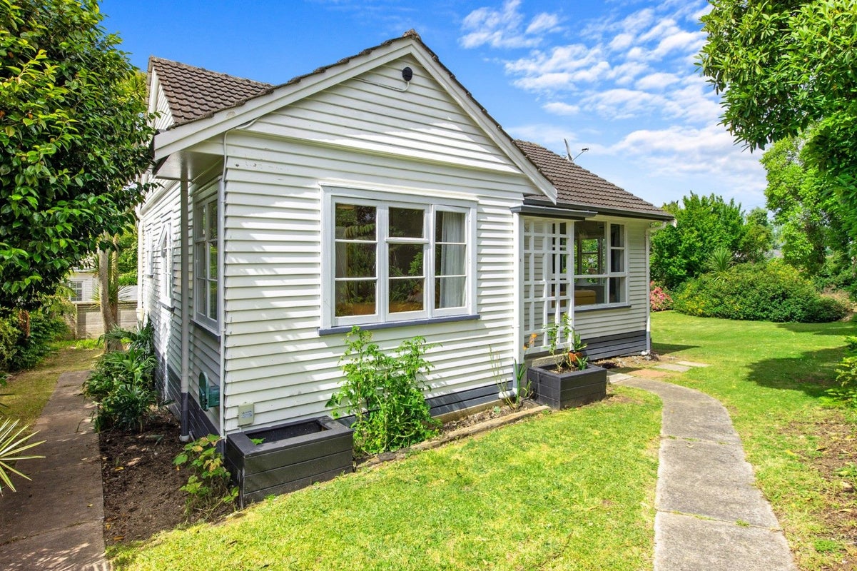 1 Flynn Road, Hillcrest, Hamilton - Carousel 2