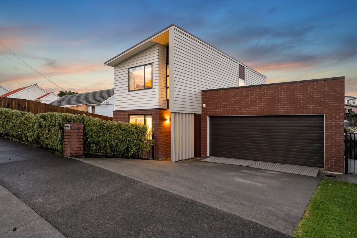 70 Castledine Crescent, Glen Innes, Auckland - Carousel 1