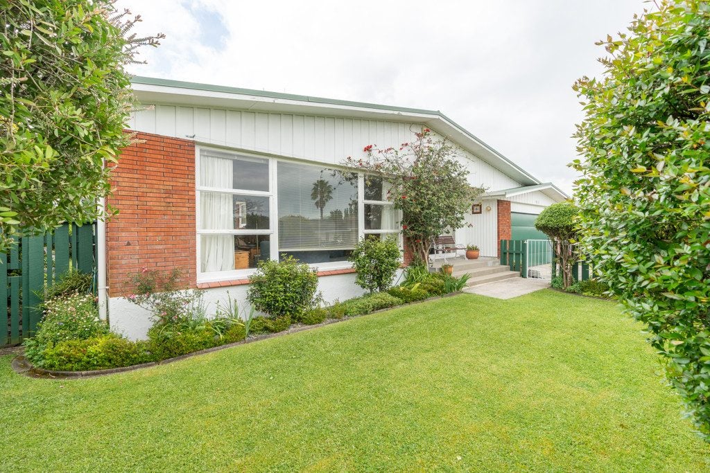 8 Hillary Street, Chedworth, Hamilton - Carousel 1