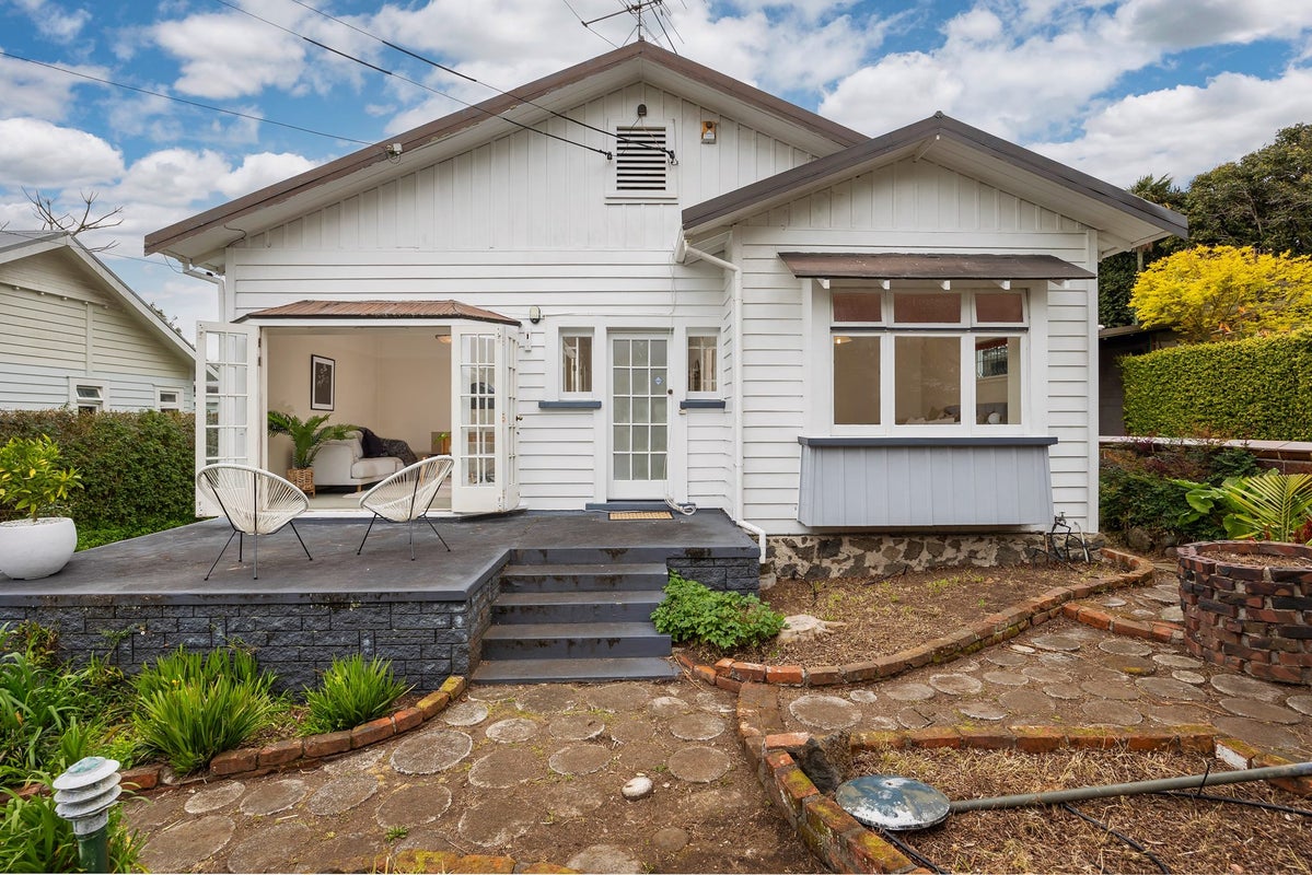 8 Violet Street, Mount Albert, Auckland - Carousel 2