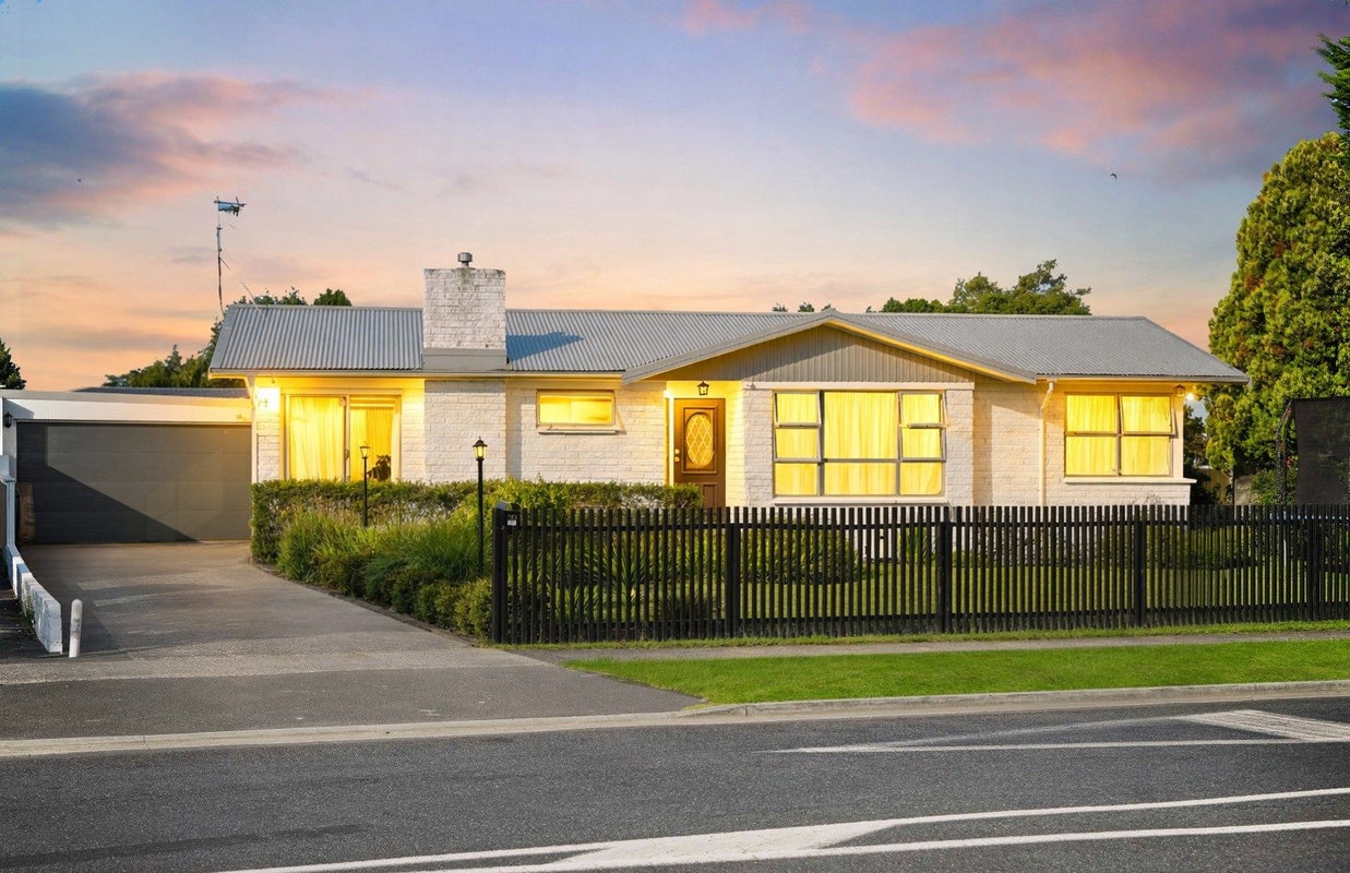 30 Rhonda Avenue, Deanwell, Hamilton - Carousel 1
