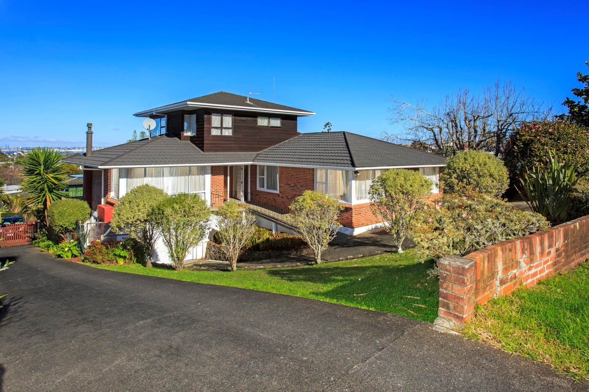 24A MARTIN CRESCENT, Northcote, Auckland - Carousel 2