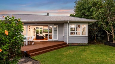 1A Rixon Place, Te Atatu Peninsula, Auckland - Carousel 1