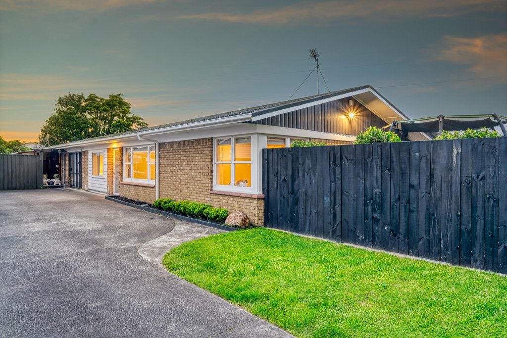 58A Edgewater Drive, Pakuranga, Auckland - Carousel 2