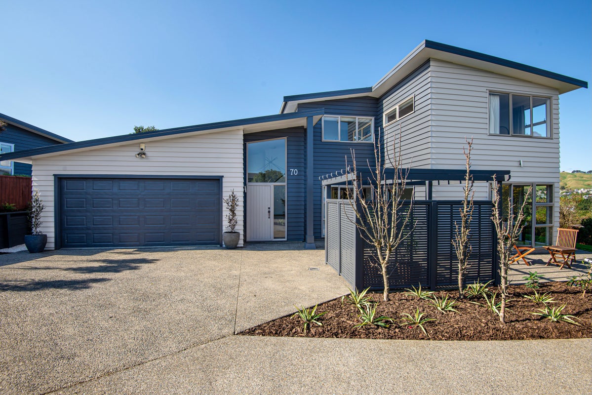 70 Te Puia Drive, Aotea, Porirua - Carousel 1
