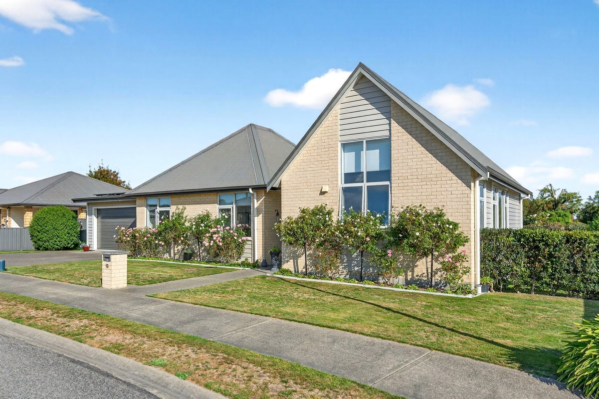 13 Tarata GR, LANSDOWNE, MASTERTON - Carousel 22