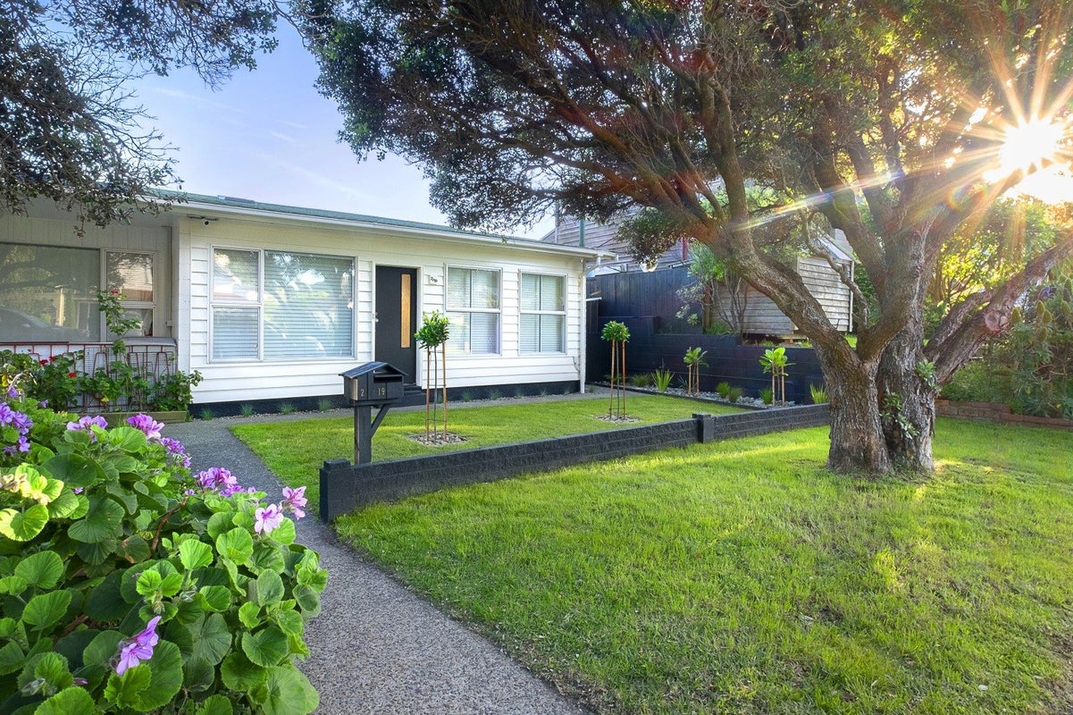 2/19 Burnham Street, Seatoun, Wellington - Carousel 1